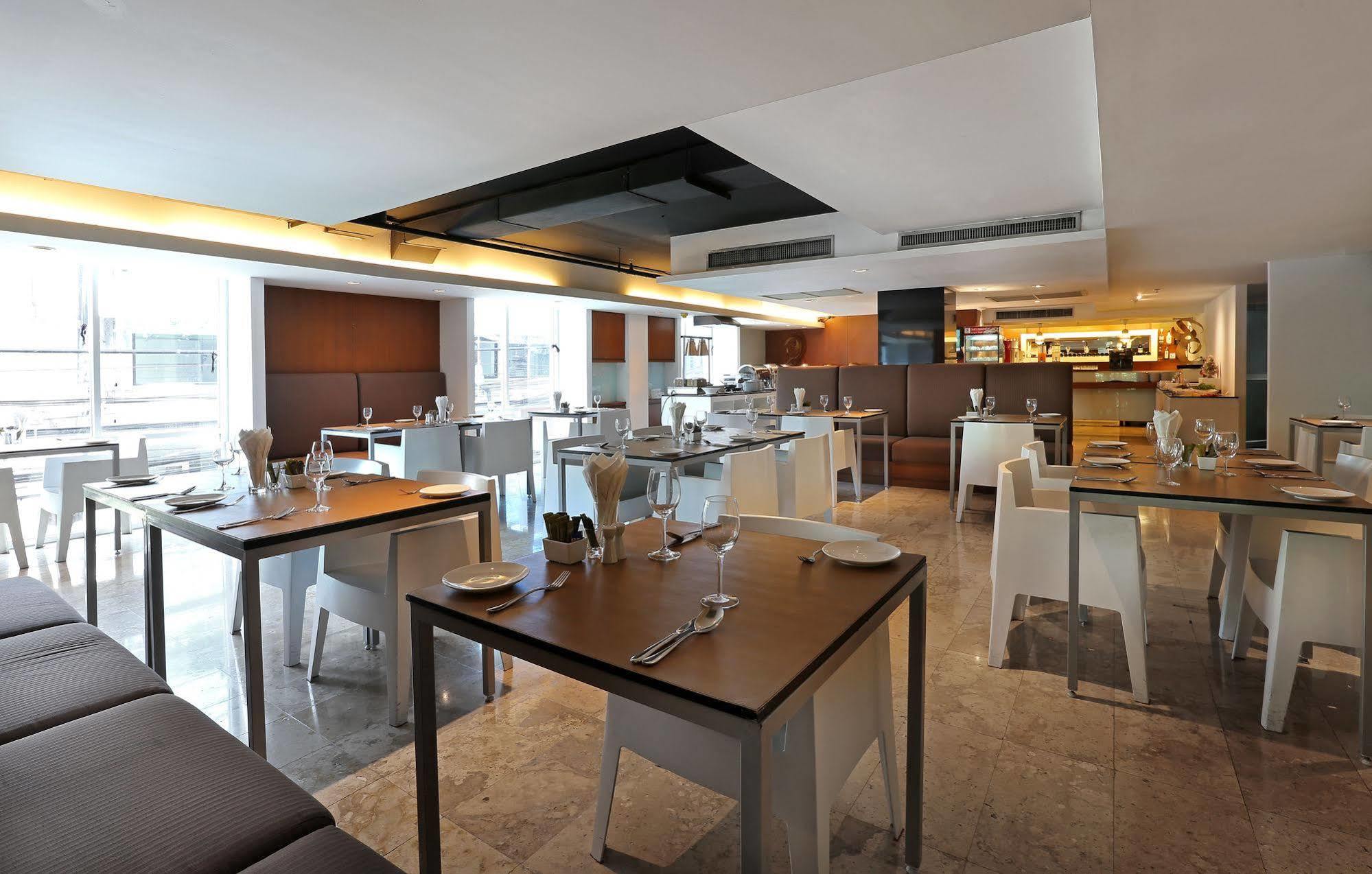 होटल S15 Sukhumvit 4*